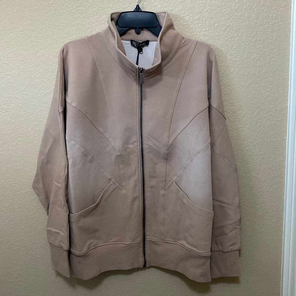 Woman’s DG2 Diane Gilman Zip Up Performance Jacket NWT Beige